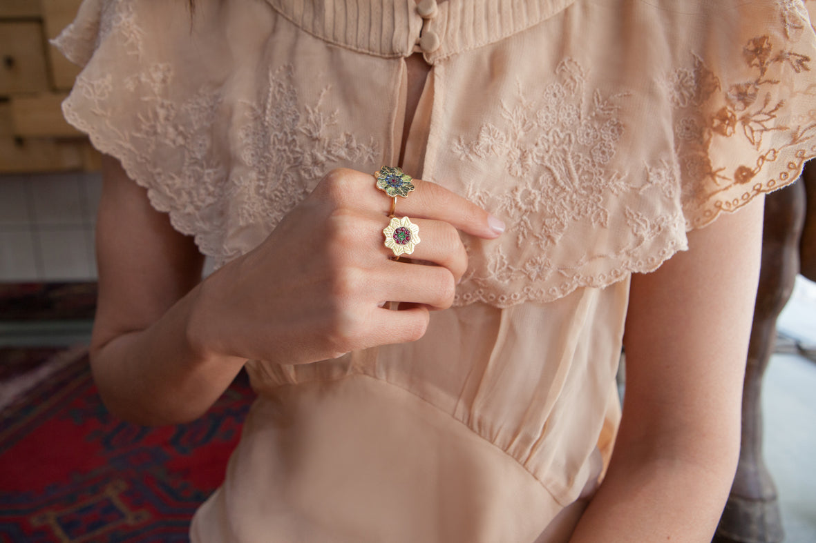 Ring Zuhno Fine Yellow Gold K14 with Green Diamonds, Sapphires and Rubies