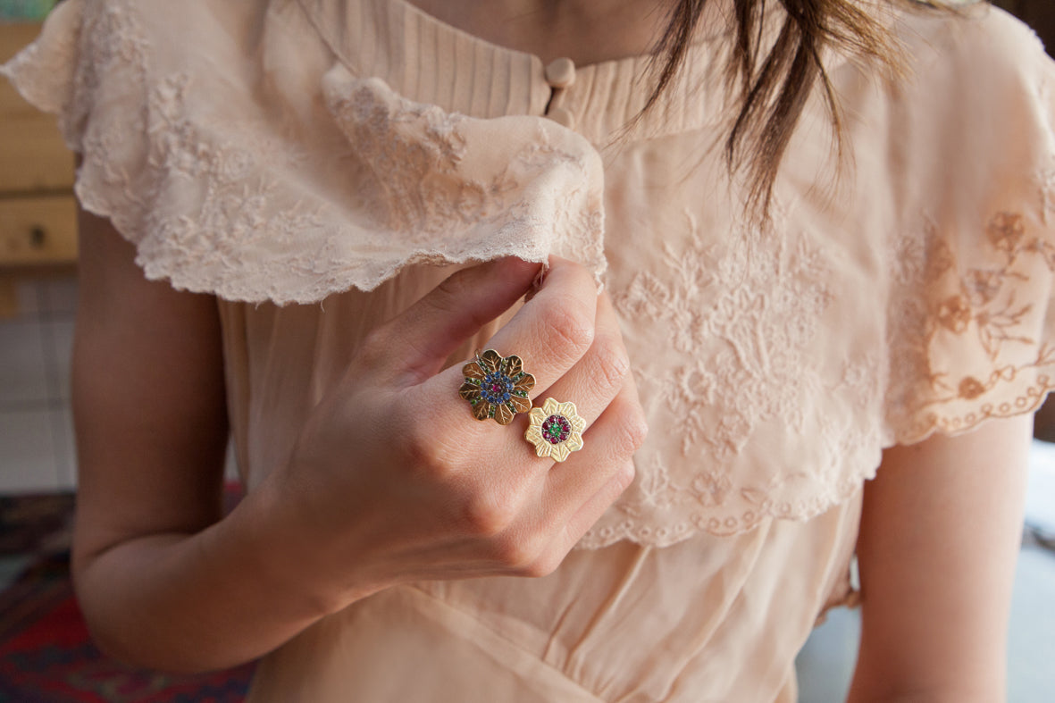 Ring Zuhno Fine Yellow Gold K14 with Green Diamonds, Sapphires and Rubies